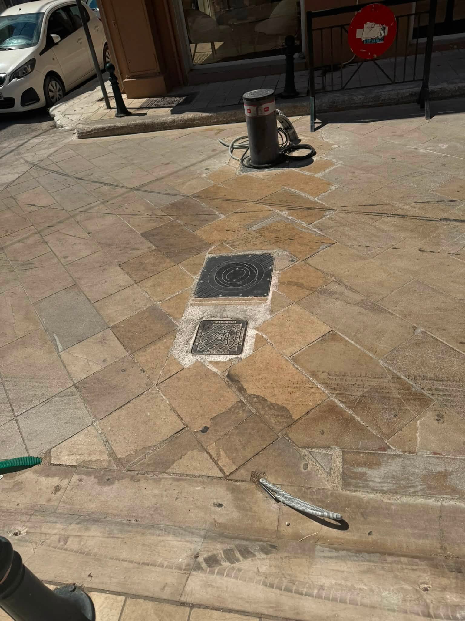 Βυθιζόμενο εμπόδιο με εκτεθειμένα καλώδια στην Αλεξάνδρου Ρώμα