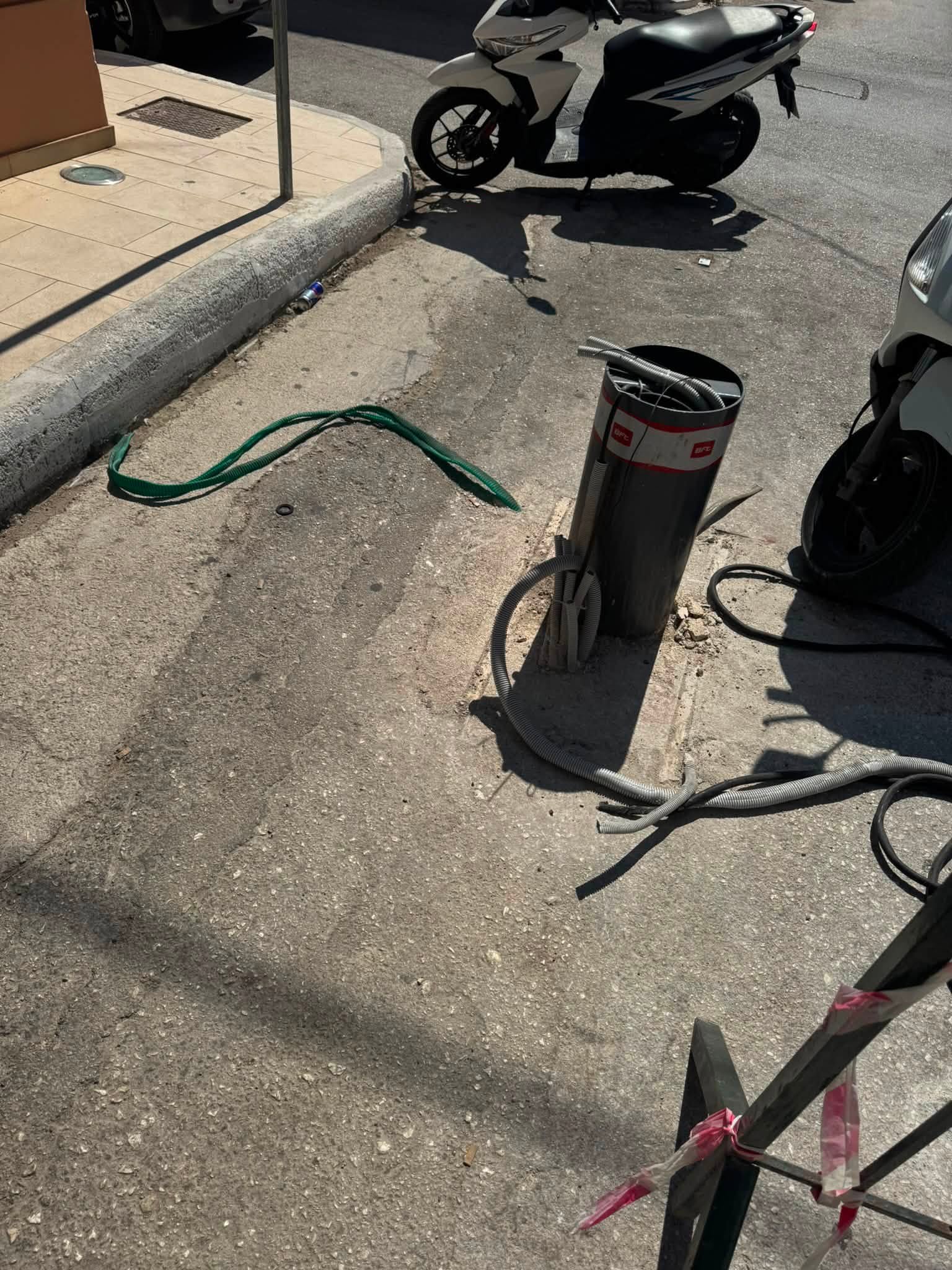 Βυθιζόμενα εμπόδια στην Αλεξάνδρου Ρώμα — εργασίες ηλεκτροδότησης